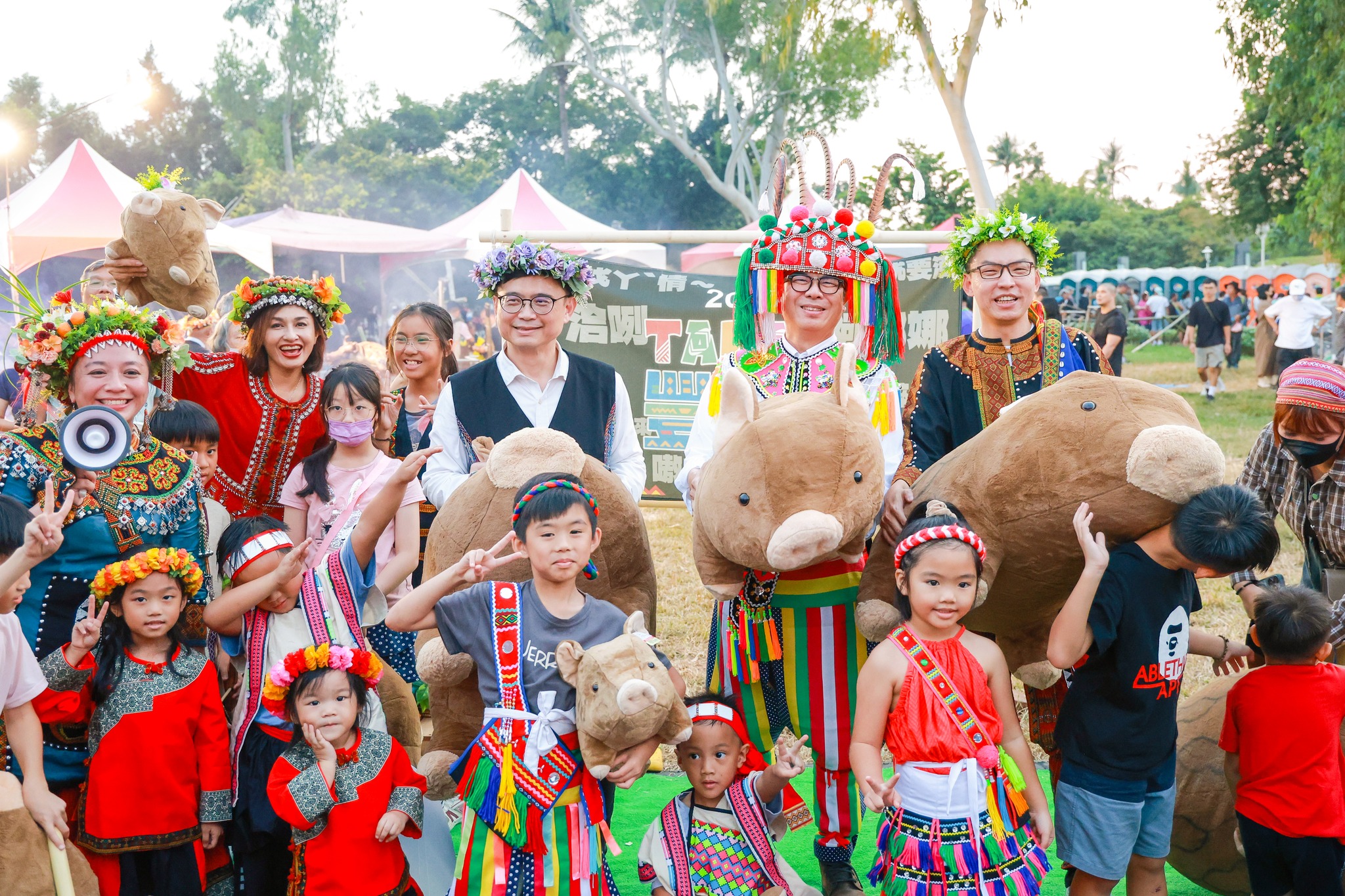 TAKAO豐潮嗨到最高潮！陳其邁穿阿美族服 與千人圍舞展高雄多元文化