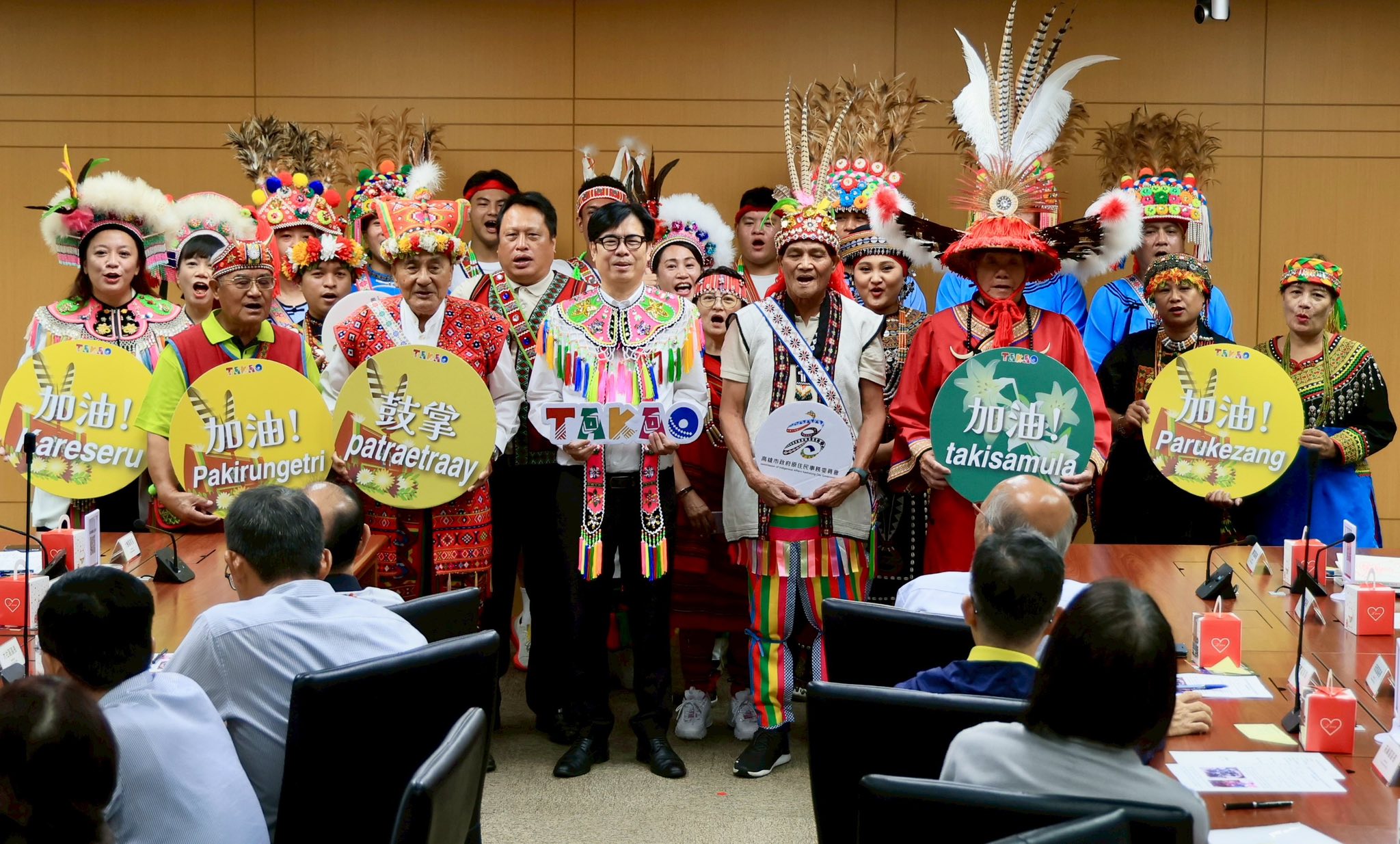 高雄阿美族總頭目致贈「霞披」 陳其邁邀請民眾11/8-9來豐潮一起嗨！