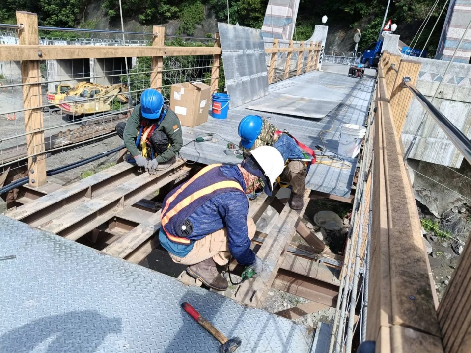 超載砂石車輛強行闖入！高雄桃源索阿紀吊橋橋面損壞　原民會搶修中